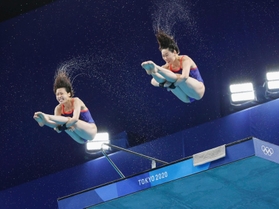 女子シンクロ高飛び込み決勝 板橋美波(右)、荒井祭里組の4回目の演技 女子シンクロ高飛び込み決勝 板橋美波(右)、荒井祭里組の4回目の演技