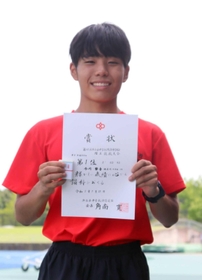 陸上共通男子800メートル 粘りのレース運びで頂点に立った猪名川の今川黎音=加古川運動公園陸上競技場 陸上共通男子800メートル 粘りのレース運びで頂点に立った猪名川の今川黎音=加古川運動公園陸上競技場