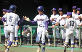軟式野球1回戦・五色-養父 1回に敵失で2点目のホームを踏み、ナインの出迎えを受ける五色の竹鼻(5)=姫路市ウインク 軟式野球1回戦・五色-養父 1回に敵失で2点目のホームを踏み、ナインの出迎えを受ける五色の竹鼻(5)=姫路市ウインク