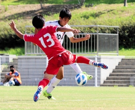 三田学園-本庄 前半26分、こぼれ球に反応して右足で同点ゴールを決める三田学園の谷垣(奥)=みきぼうパークひょうご 三田学園-本庄 前半26分、こぼれ球に反応して右足で同点ゴールを決める三田学園の谷垣(奥)=みきぼうパークひょうご