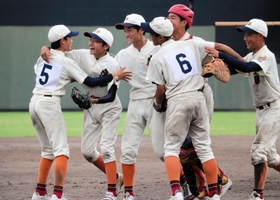 軟式野球決勝・五色-鷹匠 1安打完封で初優勝を決め、ナインと喜び合う鷹匠のエース舩見(中央)=姫路市ウインク 軟式野球決勝・五色-鷹匠 1安打完封で初優勝を決め、ナインと喜び合う鷹匠のエース舩見(中央)=姫路市ウインク