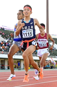 陸上男子1500メートル決勝 3分44秒87の兵庫高校新記録で4位に入賞した西脇工の長嶋幸宝(1115)=いずれも福井県営陸上競技場(撮影・秋山亮太) 陸上男子1500メートル決勝 3分44秒87の兵庫高校新記録で4位に入賞した西脇工の長嶋幸宝(1115)=いずれも福井県営陸上競技場(撮影・秋山亮太)