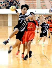 ハンドボール男子決勝・明石高丘-魚住東 熱戦を展開する選手たち=加古川市立総合体育館 ハンドボール男子決勝・明石高丘-魚住東 熱戦を展開する選手たち=加古川市立総合体育館
