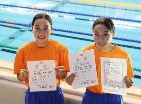 ともに2冠に輝いた姉の小林愛莉(左)と妹の愛茉=神戸ポートアイランドSC ともに2冠に輝いた姉の小林愛莉(左)と妹の愛茉=神戸ポートアイランドSC