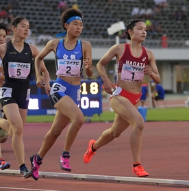 女子七種競技を制した長田の中尾日香(右)=福井県営陸上競技場(撮影・秋山亮太) 女子七種競技を制した長田の中尾日香(右)=福井県営陸上競技場(撮影・秋山亮太)