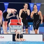7月30日の東京五輪競泳女子400メートルメドレーリレー予選。第1泳者、背泳ぎの小西杏奈(ガスワン、兵庫県豊岡市出身)は2番手でつなぎ「いい泳ぎができた」。日本を決勝へ導き、笑顔が光った。