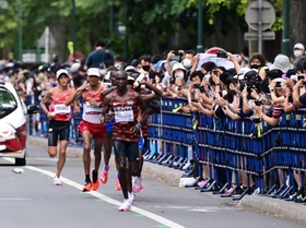男子マラソンで日本の大迫傑(左端)らアスリートを応援しようと、沿道に大勢の人たちが詰め掛けた=8日午前、札幌市内(撮影・中西幸大) 男子マラソンで日本の大迫傑(左端)らアスリートを応援しようと、沿道に大勢の人たちが詰め掛けた=8日午前、札幌市内(撮影・中西幸大)