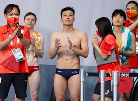 40歳で男子板飛び込みの決勝に進んだ寺内健(中央)。「挑戦する幸せを感じた」=3日、東京アクアティクスセンター 40歳で男子板飛び込みの決勝に進んだ寺内健(中央)。「挑戦する幸せを感じた」=3日、東京アクアティクスセンター