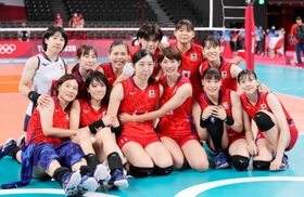 バレーボール女子日本代表の正セッターを担った籾井あき(右端)。「いろんな過程があるが、コートに立ったら自分の仕事を」と全力を尽くした=2日、有明アリーナ バレーボール女子日本代表の正セッターを担った籾井あき(右端)。「いろんな過程があるが、コートに立ったら自分の仕事を」と全力を尽くした=2日、有明アリーナ