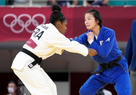 東京五輪の柔道女子57キロ級で韓国代表として戦った金知秀(右)。「日韓友好の手助けになれたら」=7月26日、東京・日本武道館 東京五輪の柔道女子57キロ級で韓国代表として戦った金知秀(右)。「日韓友好の手助けになれたら」=7月26日、東京・日本武道館