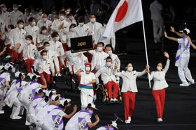 東京パラリンピックの開会式で、旗手の岩渕幸洋と谷真海を先頭に入場する日本選手団=24日夜、国立競技場(撮影・吉田敦史) 東京パラリンピックの開会式で、旗手の岩渕幸洋と谷真海を先頭に入場する日本選手団=24日夜、国立競技場(撮影・吉田敦史)