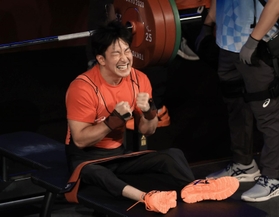 パワーリフティング男子59キロ級 2回目の試技で自己最高の145キロに成功し、拳を握りしめて破顔する光瀬智洋(撮影・吉田敦史) パワーリフティング男子59キロ級 2回目の試技で自己最高の145キロに成功し、拳を握りしめて破顔する光瀬智洋(撮影・吉田敦史)
