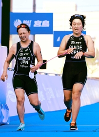 パラトライアスロンのアジア選手権でゴールする円尾敦子(左)とガイドの菊池日出子さん=4月24日、広島県廿日市市((C)Satoshi TAKASAKI/JTU) パラトライアスロンのアジア選手権でゴールする円尾敦子(左)とガイドの菊池日出子さん=4月24日、広島県廿日市市((C)Satoshi TAKASAKI/JTU)