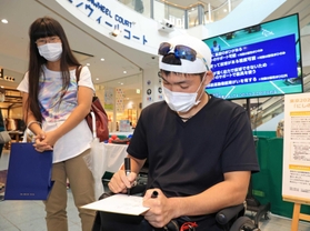 イベントでパラスポーツをPRする大矢。コロナ感染は怖いが、細心の注意を払ってアピールに努める=西宮市甲子園八番町、ららぽーと甲子園(撮影・吉田敦史) イベントでパラスポーツをPRする大矢。コロナ感染は怖いが、細心の注意を払ってアピールに努める=西宮市甲子園八番町、ららぽーと甲子園(撮影・吉田敦史)