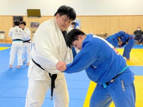 2大会ぶりの金メダルに向け、調整を重ねる柔道男子100キロ超級の正木健人(左)=6月、福島県いわき市の東日本国際大(本人提供) 2大会ぶりの金メダルに向け、調整を重ねる柔道男子100キロ超級の正木健人(左)=6月、福島県いわき市の東日本国際大(本人提供)