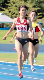 女子400メートル決勝 54秒43で優勝した立命大の松尾季奈 女子400メートル決勝 54秒43で優勝した立命大の松尾季奈