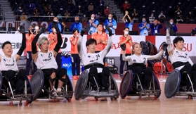 車いすラグビーで2大会連続の銅メダルに輝き、スタンドの拍手に応える日本の倉橋香衣(右から2人目)ら(撮影・吉田敦史) 車いすラグビーで2大会連続の銅メダルに輝き、スタンドの拍手に応える日本の倉橋香衣(右から2人目)ら(撮影・吉田敦史)