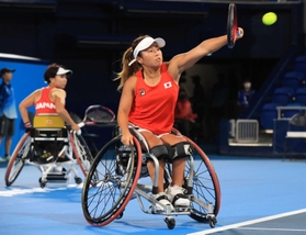 車いすテニス女子ダブルス準決勝 オランダペアに敗れ、決勝を逃した上地結衣(手前)大谷桃子組=撮影・吉田敦史 車いすテニス女子ダブルス準決勝 オランダペアに敗れ、決勝を逃した上地結衣(手前)大谷桃子組=撮影・吉田敦史