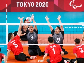 日本-中国 第1セット、ブロックを試みる田中(9)、柳(10) 日本-中国 第1セット、ブロックを試みる田中(9)、柳(10)