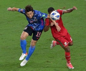 日本-オマーン 前半、相手選手と競り合う大迫(15)=撮影・秋山亮太 日本-オマーン 前半、相手選手と競り合う大迫(15)=撮影・秋山亮太