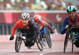 陸上男子100メートル(車いすT52)で銀メダルを獲得した大矢勇気(左手前)。右は優勝した米国のレイモンド・マーティン(撮影・吉田敦史) 陸上男子100メートル(車いすT52)で銀メダルを獲得した大矢勇気(左手前)。右は優勝した米国のレイモンド・マーティン(撮影・吉田敦史)