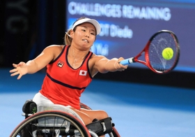 車いすテニス女子シングルス決勝 懸命にボールを追う上地結衣(撮影・吉田敦史) 車いすテニス女子シングルス決勝 懸命にボールを追う上地結衣(撮影・吉田敦史)