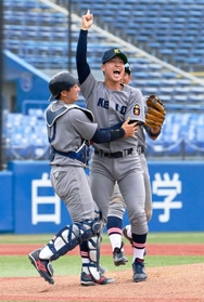 全日本大学選手権の決勝で福井工大を破って34年ぶり4度目の優勝を果たし、喜ぶ慶大・橋本達弥(中央)ら=6月13日、神宮球場 全日本大学選手権の決勝で福井工大を破って34年ぶり4度目の優勝を果たし、喜ぶ慶大・橋本達弥(中央)ら=6月13日、神宮球場