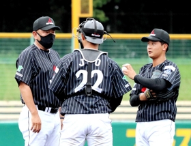大阪ガス-三菱重工West 1回、ピンチの場面で三菱重工Westの小田ヘッドコーチ(左)の助言を受ける森(右端) 大阪ガス-三菱重工West 1回、ピンチの場面で三菱重工Westの小田ヘッドコーチ(左)の助言を受ける森(右端)