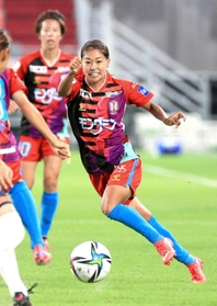 中盤で存在感を高めるINAC神戸のMF成宮唯=12日、ノエビアスタジアム神戸 中盤で存在感を高めるINAC神戸のMF成宮唯=12日、ノエビアスタジアム神戸