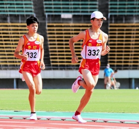 男子2年3000メートル決勝 大会新記録で優勝した新妻遼己(右)と、2位に入った双子の弟の新妻昂己 男子2年3000メートル決勝 大会新記録で優勝した新妻遼己(右)と、2位に入った双子の弟の新妻昂己