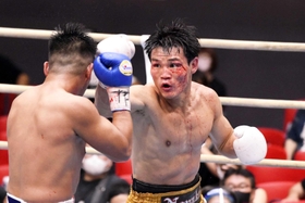 WBOアジア・パシフィック・ミドル級タイトルマッチで、パンチを放つ王者の野中(右)=7月23日、エディオンアリーナ大阪 WBOアジア・パシフィック・ミドル級タイトルマッチで、パンチを放つ王者の野中(右)=7月23日、エディオンアリーナ大阪