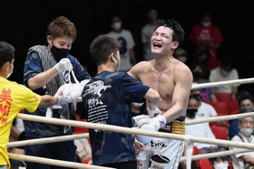 WBOアジア・パシフィック・ミドル級タイトルマッチを戦い終え、笑顔で赤コーナーに戻る王者の野中(右)=7月23日、エディオンアリーナ大阪 WBOアジア・パシフィック・ミドル級タイトルマッチを戦い終え、笑顔で赤コーナーに戻る王者の野中(右)=7月23日、エディオンアリーナ大阪