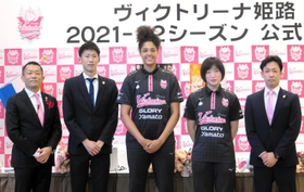 Vリーグ開幕に向け意気込みを語ったヴィクトリーナ姫路の(左から)橋本明社長、中谷宏大監督、セレステ・プラク、貞包里穂、安保澄GM=姫路市内 Vリーグ開幕に向け意気込みを語ったヴィクトリーナ姫路の(左から)橋本明社長、中谷宏大監督、セレステ・プラク、貞包里穂、安保澄GM=姫路市内
