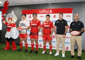 新ジャージーを着て会見したコベルコ神戸スティーラーズの橋本大輝新主将(右から4人目)ら=神戸市東灘区御影浜町 新ジャージーを着て会見したコベルコ神戸スティーラーズの橋本大輝新主将(右から4人目)ら=神戸市東灘区御影浜町