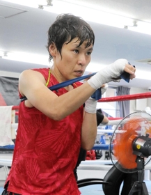 初防衛戦を前にトレーニングに励む多田悦子=神戸市東灘区の真正ジム 初防衛戦を前にトレーニングに励む多田悦子=神戸市東灘区の真正ジム