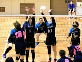 1組・沢池クラブ-ウエーブ 第1セット、ブロックに跳んで守備を固める沢池クラブの選手たち 1組・沢池クラブ-ウエーブ 第1セット、ブロックに跳んで守備を固める沢池クラブの選手たち