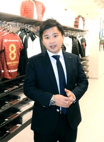 15日オープンの公式グッズショップでインタビューに応じる徳山大樹社長=神戸市中央区、THE VISSEL 15日オープンの公式グッズショップでインタビューに応じる徳山大樹社長=神戸市中央区、THE VISSEL