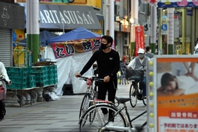練習前の空き時間。商店街をぶらっと歩く野中悠樹=尼崎市内 練習前の空き時間。商店街をぶらっと歩く野中悠樹=尼崎市内