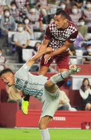 神戸-福岡 後半、頭で決勝点をたたき込む神戸・ドウグラス(撮影・鈴木雅之) 神戸-福岡 後半、頭で決勝点をたたき込む神戸・ドウグラス(撮影・鈴木雅之)