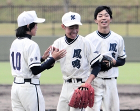 飾磨工-篠山鳳鳴 9回1失点の好投を見せ、仲間と喜ぶ篠山鳳鳴の山田(中央) 飾磨工-篠山鳳鳴 9回1失点の好投を見せ、仲間と喜ぶ篠山鳳鳴の山田(中央)