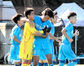 西脇工-神戸第一 PK戦を制して16強に進出し、抱き合う神戸第一のFW前園(10)とGK西村(1) 西脇工-神戸第一 PK戦を制して16強に進出し、抱き合う神戸第一のFW前園(10)とGK西村(1)