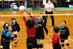 決勝・沢池クラブ-上甲子園 第3セット、ネット際で攻める沢池クラブの山下(15) 決勝・沢池クラブ-上甲子園 第3セット、ネット際で攻める沢池クラブの山下(15)