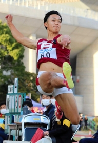 男子走り幅跳び決勝 7メートル92の大会新記録で2連覇した立命大の吉田弘道 男子走り幅跳び決勝 7メートル92の大会新記録で2連覇した立命大の吉田弘道