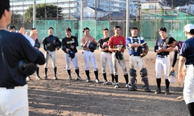 関西地区大学選手権に向けた練習後、ミーティングで笑顔を見せる神戸大ナイン=神戸市灘区六甲台町 関西地区大学選手権に向けた練習後、ミーティングで笑顔を見せる神戸大ナイン=神戸市灘区六甲台町