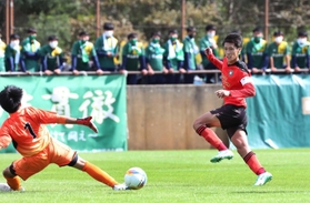 県西宮-神戸科技 後半、神戸科技の芦家(右)がハットトリックを決め、4-0とする。GK荻野(撮影・辰巳直之) 県西宮-神戸科技 後半、神戸科技の芦家(右)がハットトリックを決め、4-0とする。GK荻野(撮影・辰巳直之)
