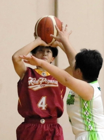 女子準決勝・HDC-鹿島中 第4クオーター、シュートを放つ鹿島中の松野(4) 女子準決勝・HDC-鹿島中 第4クオーター、シュートを放つ鹿島中の松野(4)