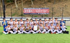 サッカーの兵庫県高校女子選手権で日ノ本を破って初優勝を飾った姫路女学院イレブン=兵庫県上郡町、ダイセル播磨光都サッカー場(チーム提供) サッカーの兵庫県高校女子選手権で日ノ本を破って初優勝を飾った姫路女学院イレブン=兵庫県上郡町、ダイセル播磨光都サッカー場(チーム提供)