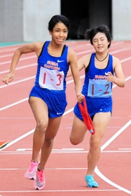 女子・須磨学園は神戸地区予選3区で区間新記録をマークした道清愛紗(左)らを軸に4連覇を目指す。右は大西文香=三木総合防災公園陸上競技場 女子・須磨学園は神戸地区予選3区で区間新記録をマークした道清愛紗(左)らを軸に4連覇を目指す。右は大西文香=三木総合防災公園陸上競技場