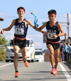 男子・西脇工の6区稲見峻(左)からたすきを受け取るアンカー寺本京介選手=丹波篠山市内(撮影・吉田敦史) 男子・西脇工の6区稲見峻(左)からたすきを受け取るアンカー寺本京介選手=丹波篠山市内(撮影・吉田敦史)