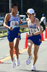 男子・須磨学園の2区林田蒼生(左)からたすきを受け、3区で区間賞の走りを見せた広内颯(撮影・坂井萌香) 男子・須磨学園の2区林田蒼生(左)からたすきを受け、3区で区間賞の走りを見せた広内颯(撮影・坂井萌香)